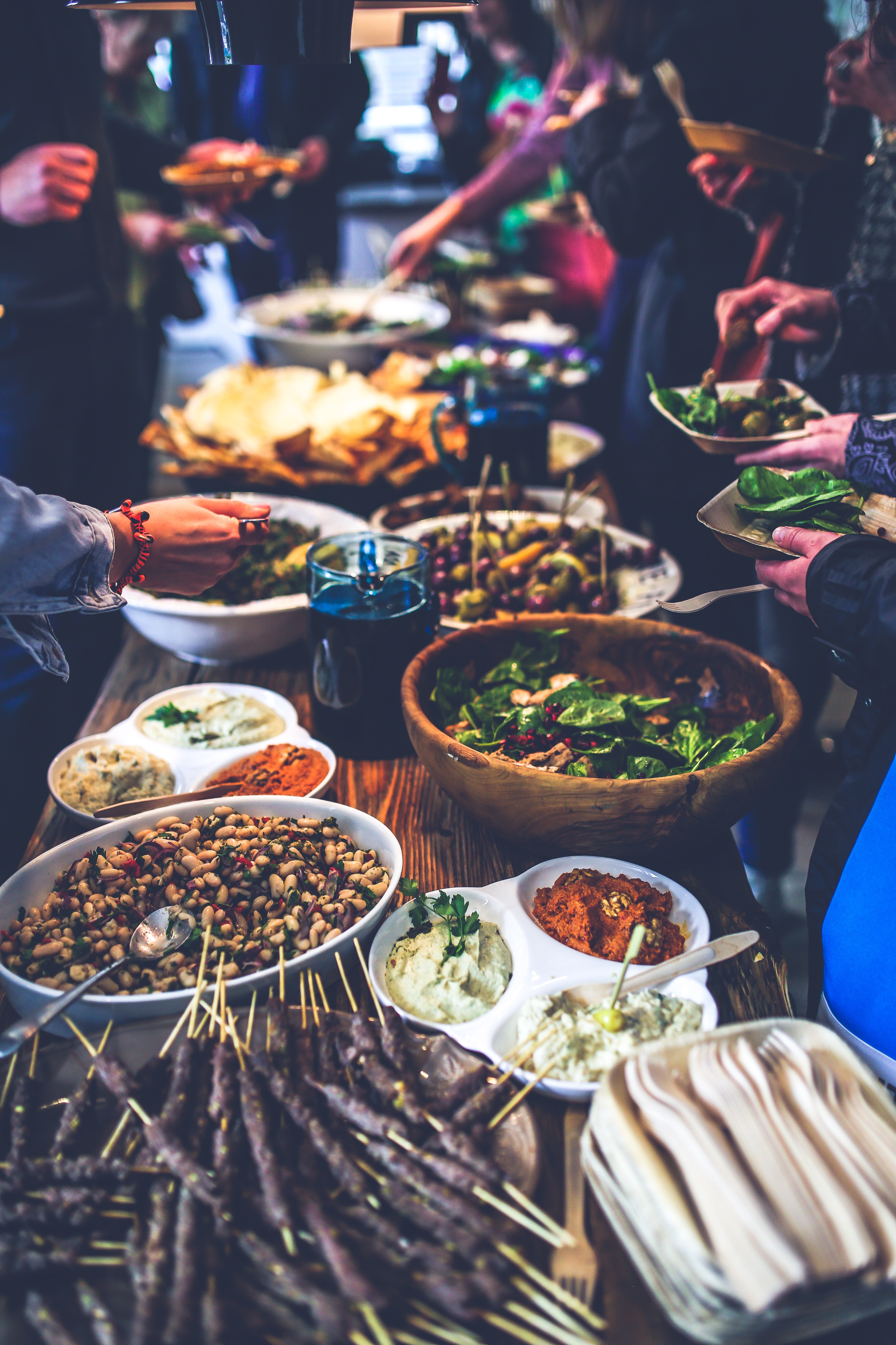 MAMA & SONS Buffet mit verschiedenen Gerichten