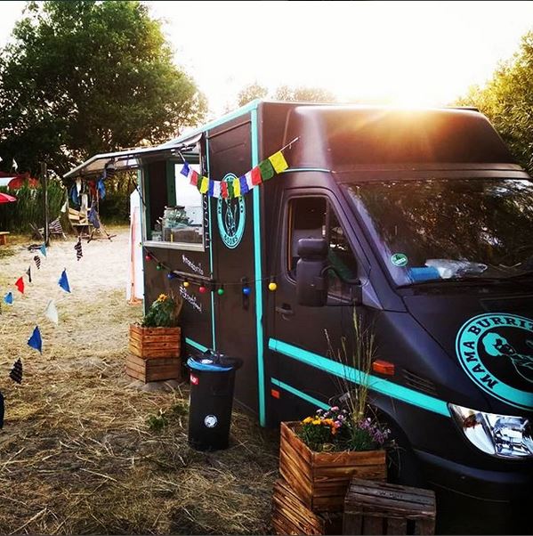 MAMA & SONS Foodtruck mit offener Klappe bei einem Event